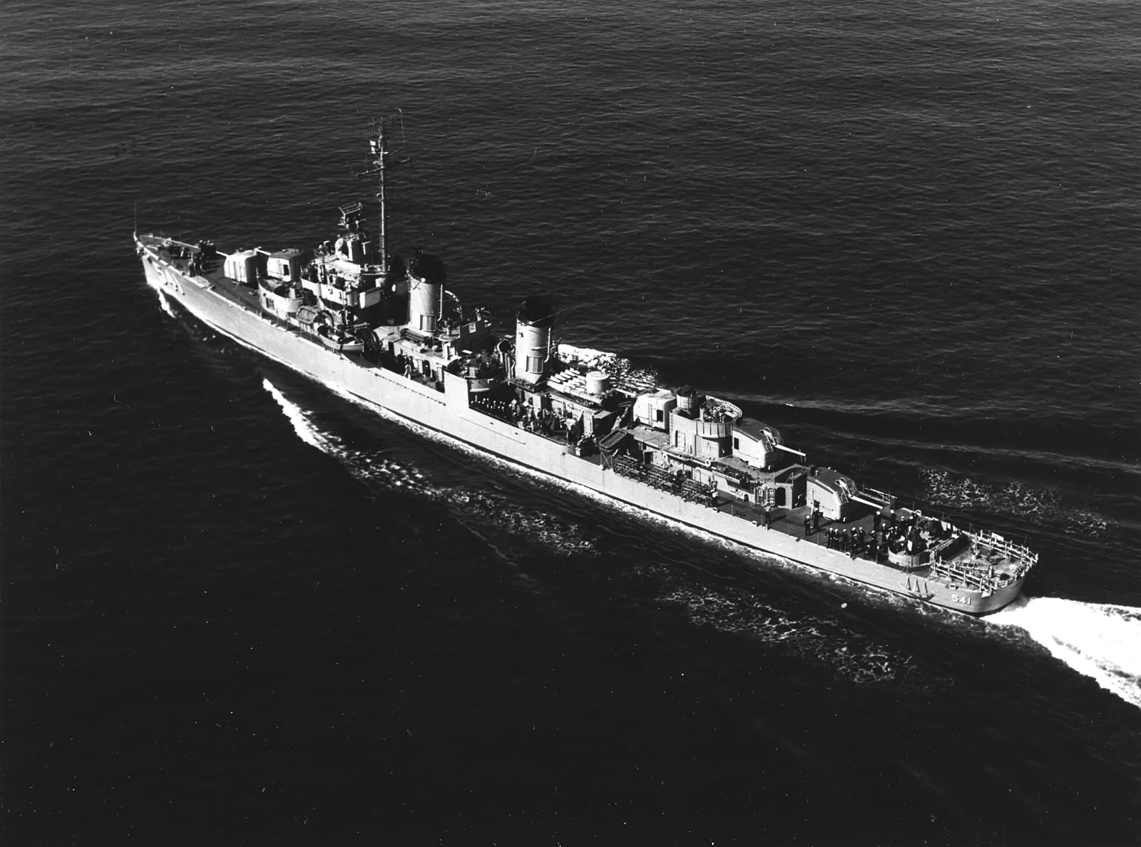 USS Yarnall (DD-541) underway in the Pacific Ocean, probably between 28 February 1951, when she was recommissioned for Korean War service, and early 1952, when she went into overhaul.