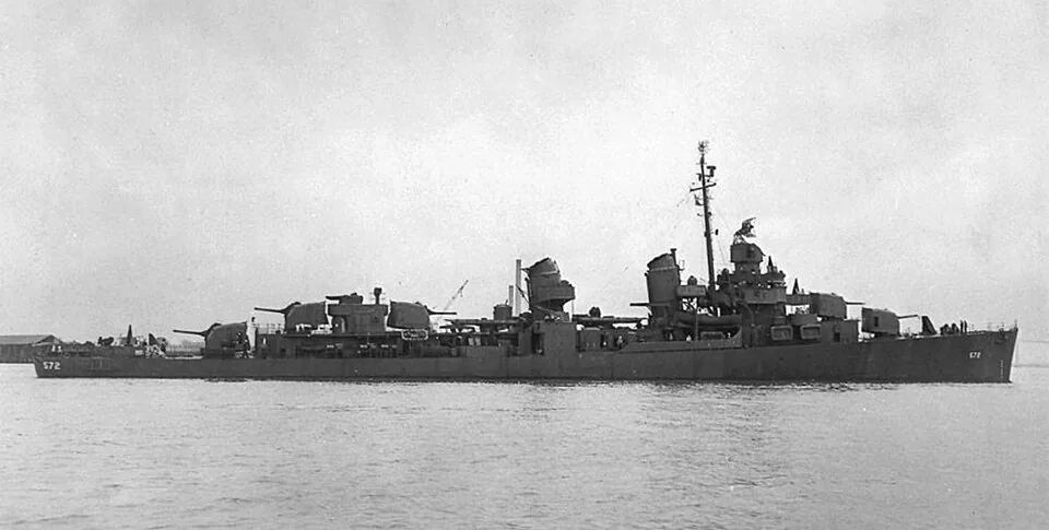The U.S. Navy destroyer USS Dyson (DD-572) off Charleston, South Carolina (USA), on 27 March 1943.