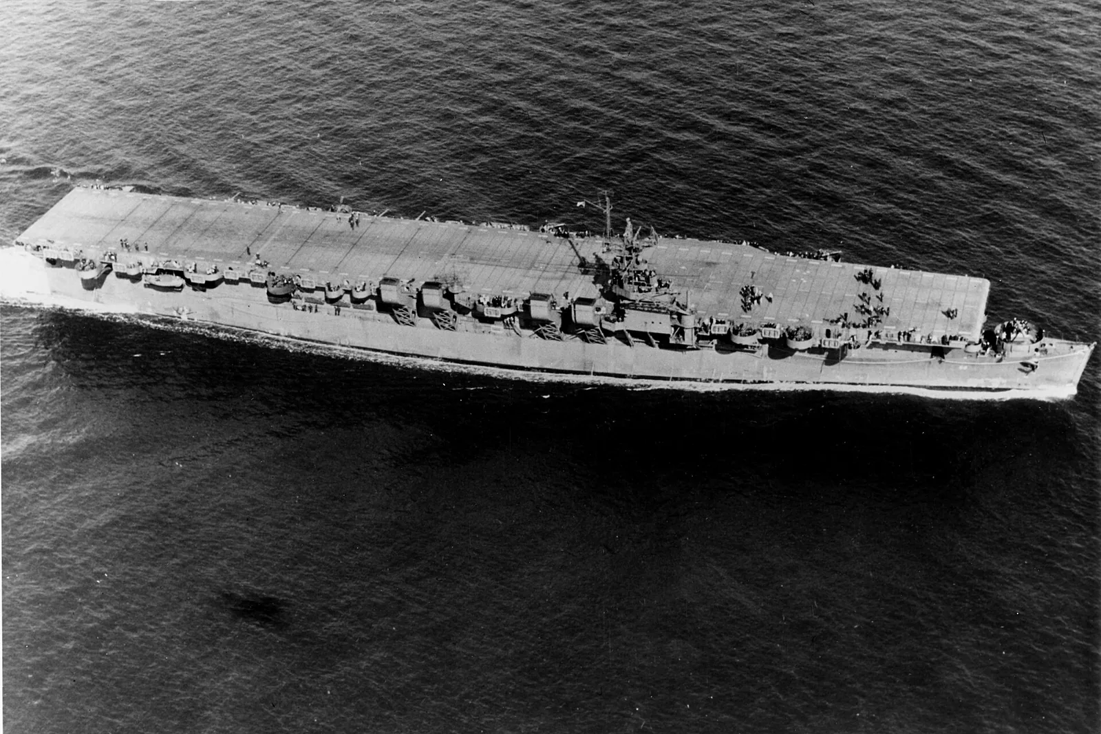 USS Independence (CV-22) photographed soon after completion, circa early 1943, while she still carried a 127 mm/38 gun at the bow. Independence was redesignated CVL-22 on 15 July 1943.