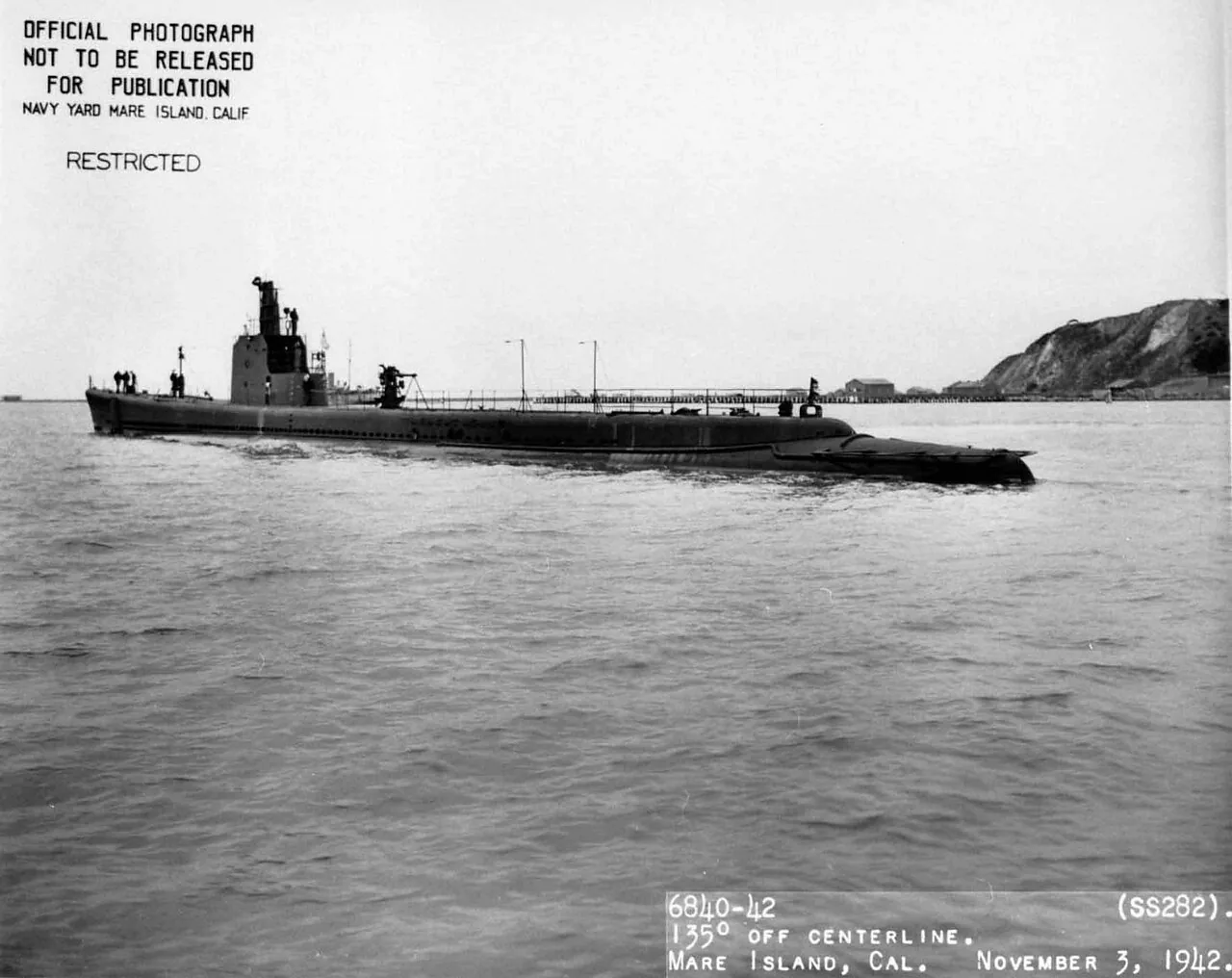 USS Tunny (SS-282) off the Mare Island Naval Shipyard , California (USA), in late 1942.