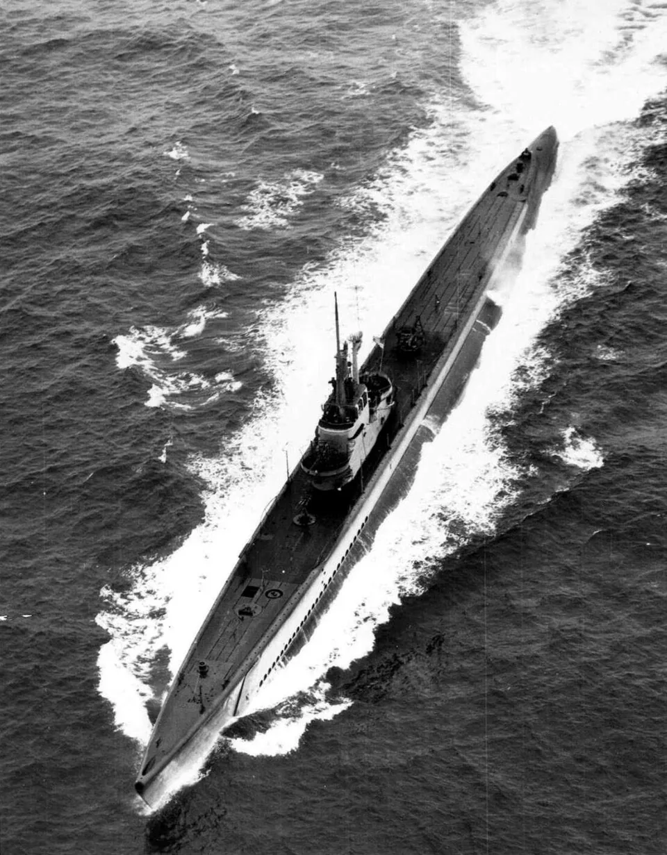 USS_Guitarro; https://www.navsource.net/archives/08/08363.htm Guitarro (SS-363) bow view, 1945.