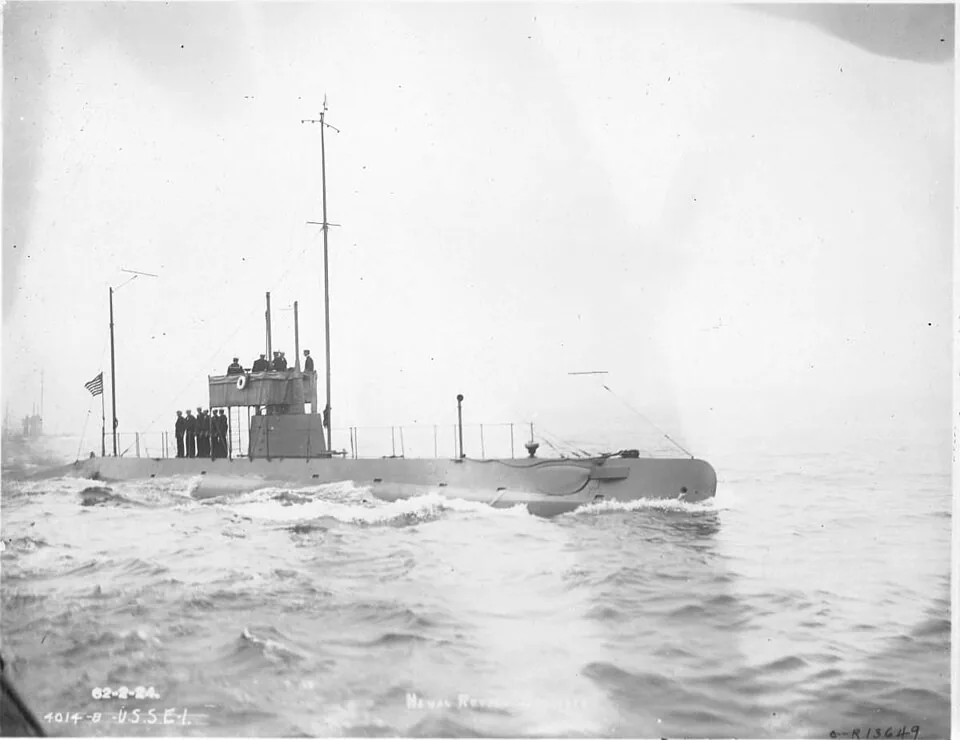USS E-1; https://www.navsource.net/archives/08/08024.htm E-1 (SS-24) underway, starboard side view, at the Naval Review at New York City, October 4, 1912. US Navy photo from NARA # 19N13649, courtesy of Daniel Dunham.