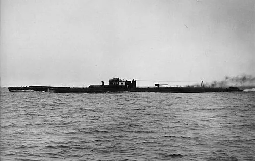 I-54 (B-class newtype-2), on trial run at Tokyo Bay. 日本海軍潜水艦「伊号第54潜水艦」(乙型改2)東京湾で公試中