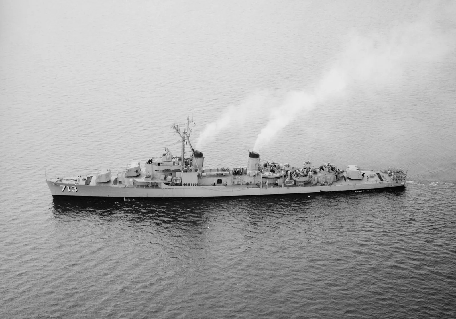 The U.S. Navy destroyer USS Kenneth D. Bailey (DD-713) underway off the Boston Lighthouse, Massachusetts (USA), on 26 September 1950.
