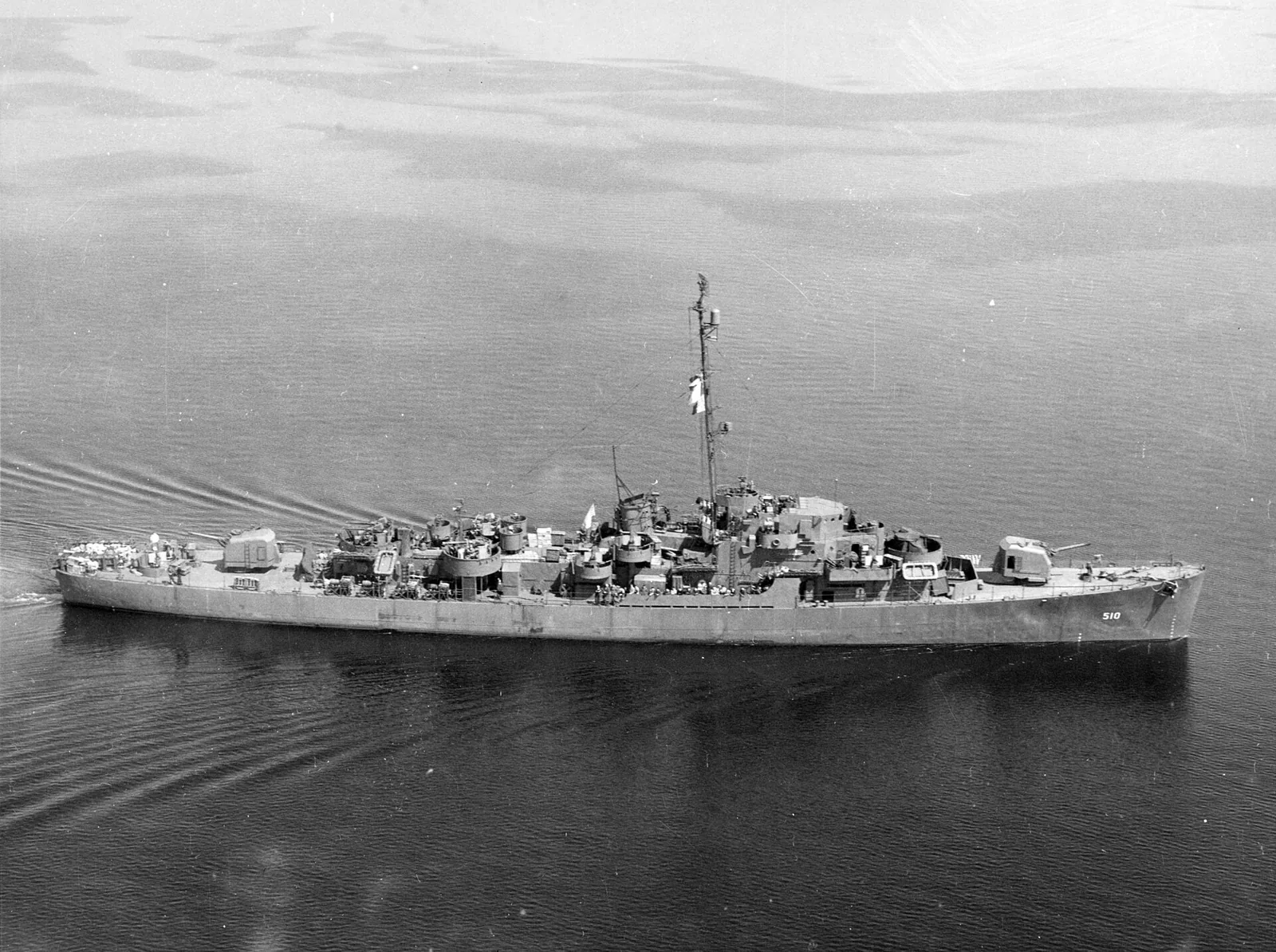 The U.S. Navy destroyer escort USS Heyliger (DE-510) off New York City (USA) on 9 April 1945.