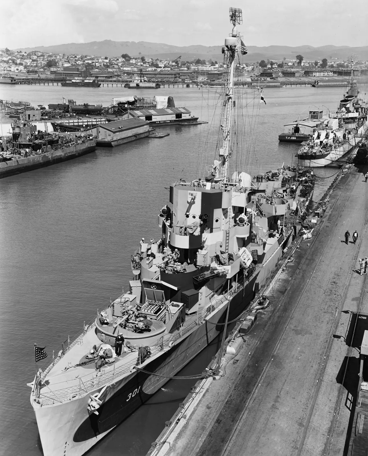 USS Lake (DE-301) at the Mare Island Naval Shipyard, California (USA), on 5 April 1944. Note the "Hedgehog" anti-submarine mortar, the destroyer USS Selfridge (DD-357) and YF-351, YF-390, and YF-560 in the background.