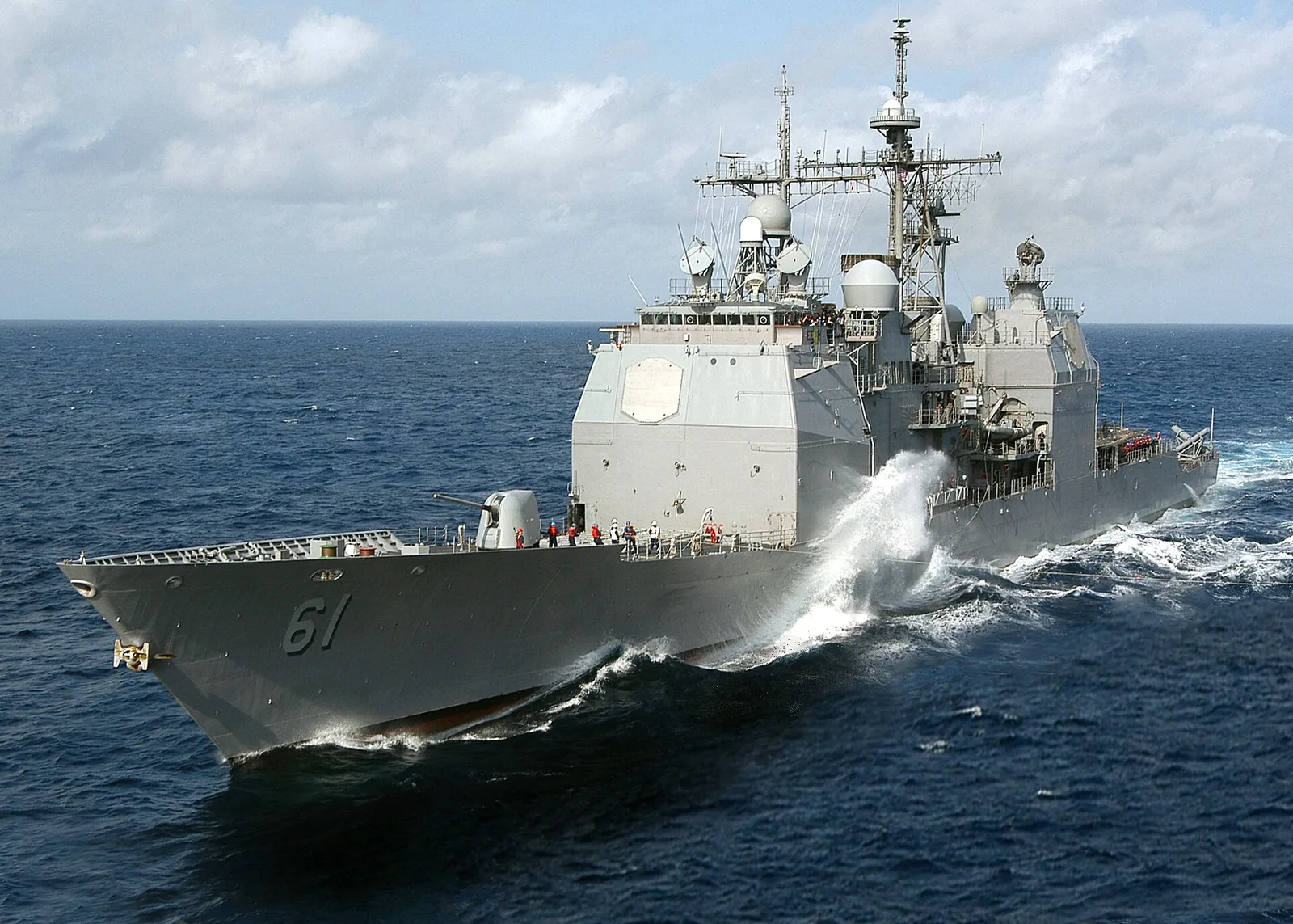 USS Monterey (CG 61) prepares to conduct a fueling at sea (FAS) with Nimitz-class aircraft carrier USS George Washington (CVN 73).