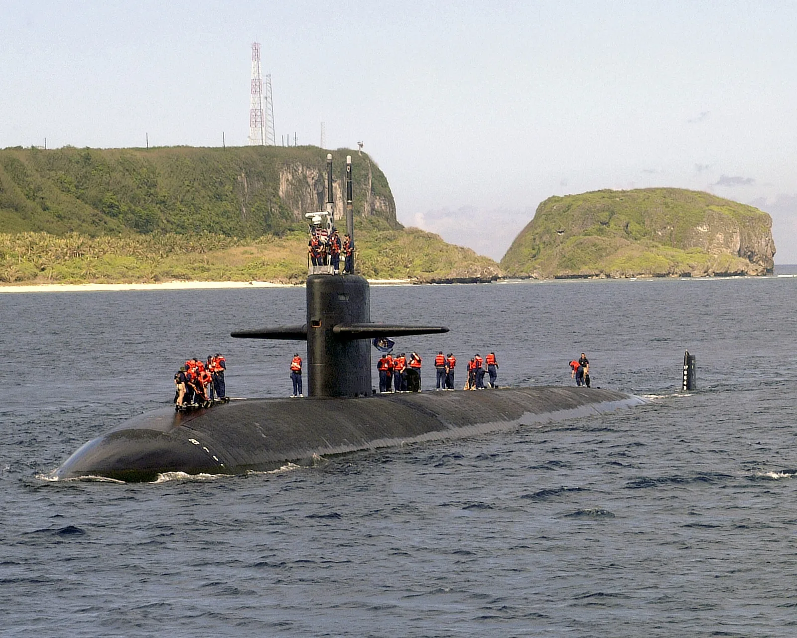 The U.S. Navy attack submarine USS Salt Lake City (SSN-716) glides past Orote Point as she enters Apra Harbor for a short port visit to Guam, 23 May 2002.