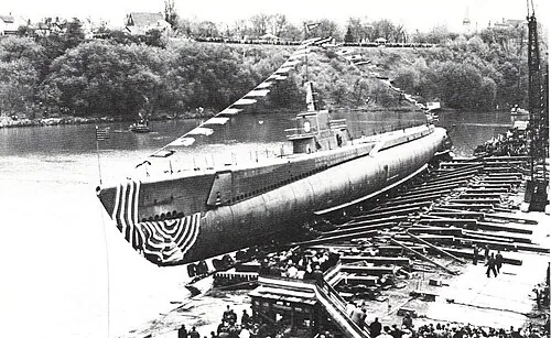 USS_Hammerhead; https://www.navsource.net/archives/08/08364.htm Hammerhead (SS-364), starts her slide into the Manitowoc River. USN Archive photo # N-70902.