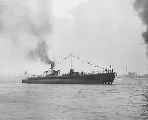 Die USS Moray (SS-300) kurz nach dem Stapellauf: Ein Schlepper (Schornstein im Hintergrund) bringt das unfertige U-Boot nach dem Stapellauf zum Ausrüstungspier, wo der Bau fortgesetzt wird.