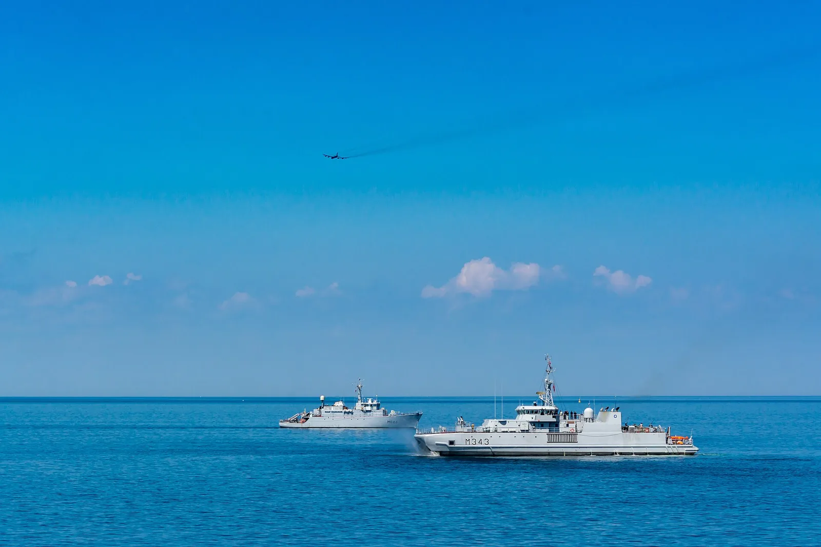 BALTIC SEA (June 17, 2019) A B-52 Stratofortress flies over French Tripartite-class mine warfare ship FS Pegase (M644), left, and Norwegian Oskoy-class mine hunter HNoMS Hinnoy after dropping inert training mines during…