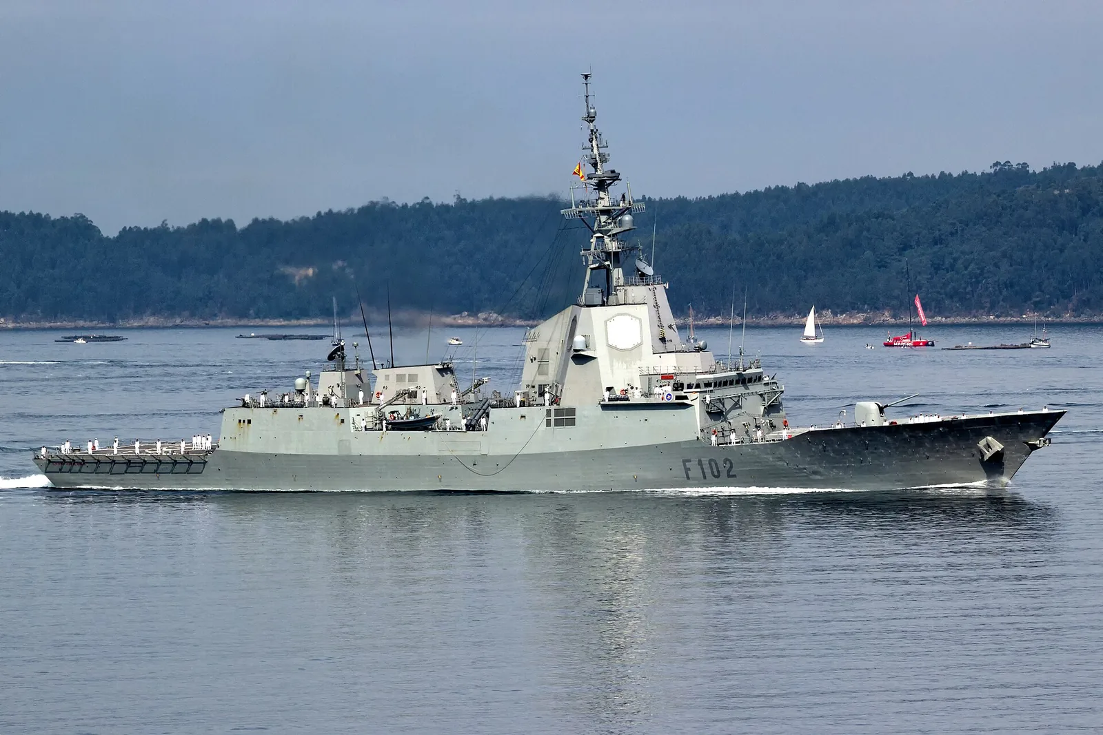 A fragata F102 Almirante Juan de Borbón participando na parada naval do 300 aniversario da Real Compañía de Guardamarinas na Escola Naval de Marín.