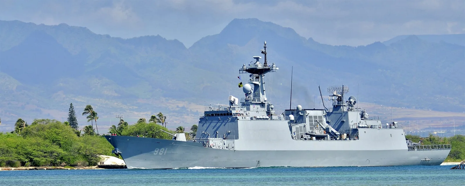 PEARL HARBOR (July 11, 2012) The Republic of Korea Navy Chungmugong Yi Sun-sin-class destroyer Choe Young (DDG-981) departs Joint Base Pearl Harbor-Hickam during Rim of the Pacific (RIMPAC) 2012.